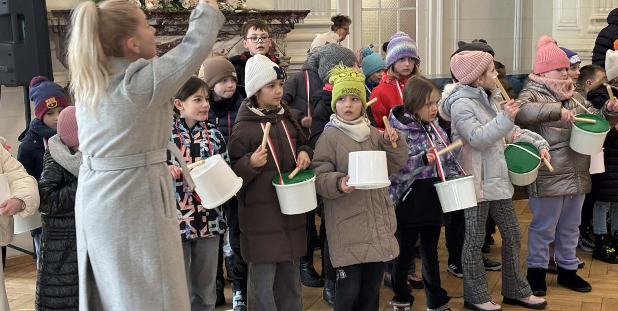 Około 300 dzieci uroczyście odśpiewało Hymn Polski w Szczawnie-Zdroju