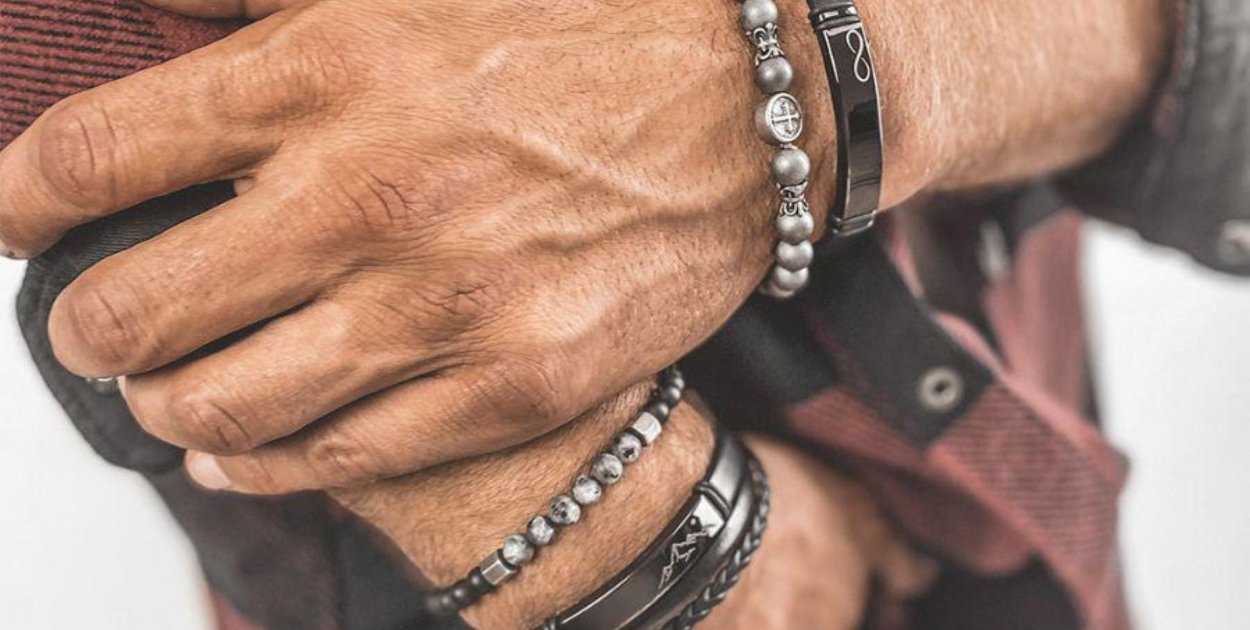 Biżuteria z grawerem Manoki jako prezent – kiedy warto?