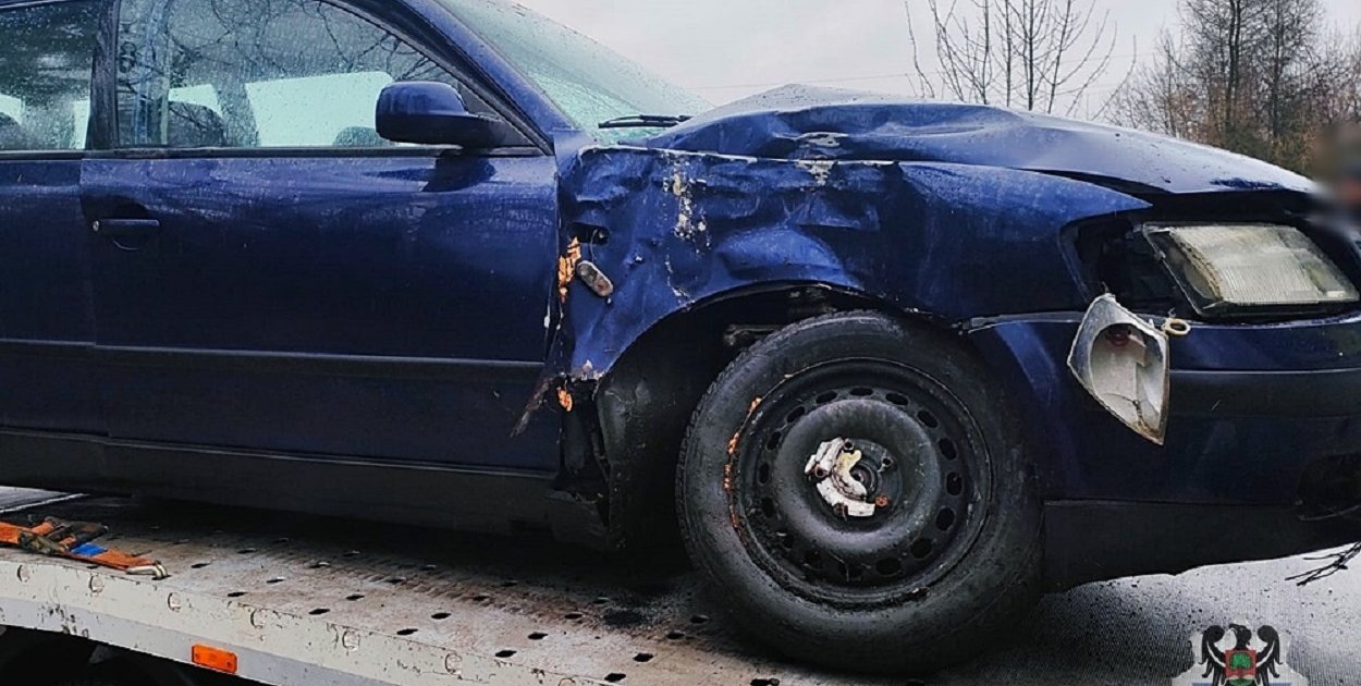 Uderzyła w drzewo. Dwie osoby w szpitalu