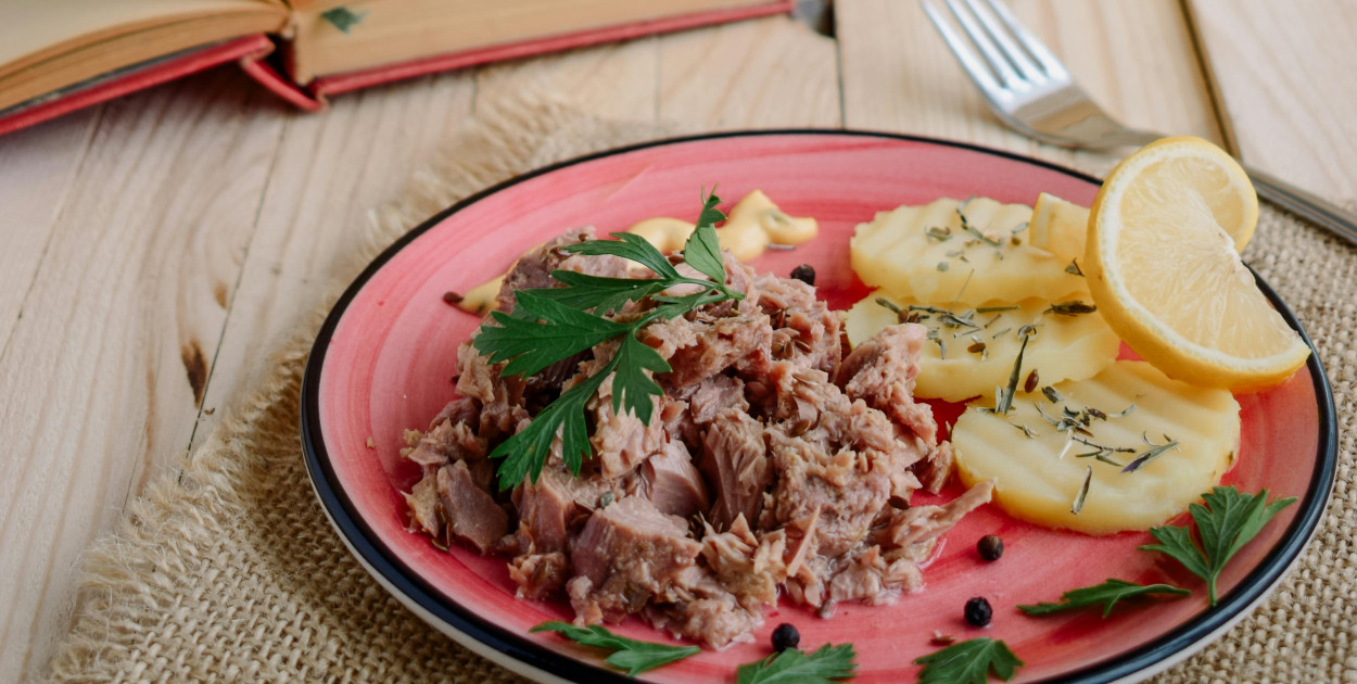 W jakich daniach tuńczyk z puszki sprawdza się najlepiej?