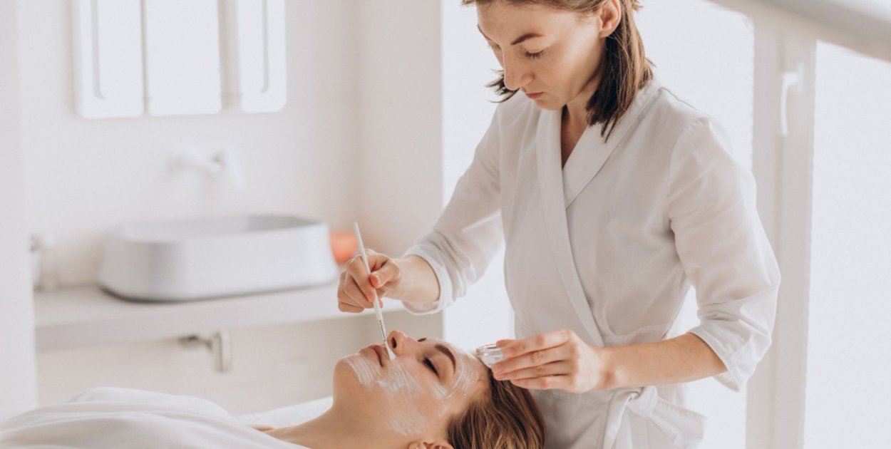 Radiofrekwencja mikroigłowa – czym jest zabieg i na jakie problemy skórne może być