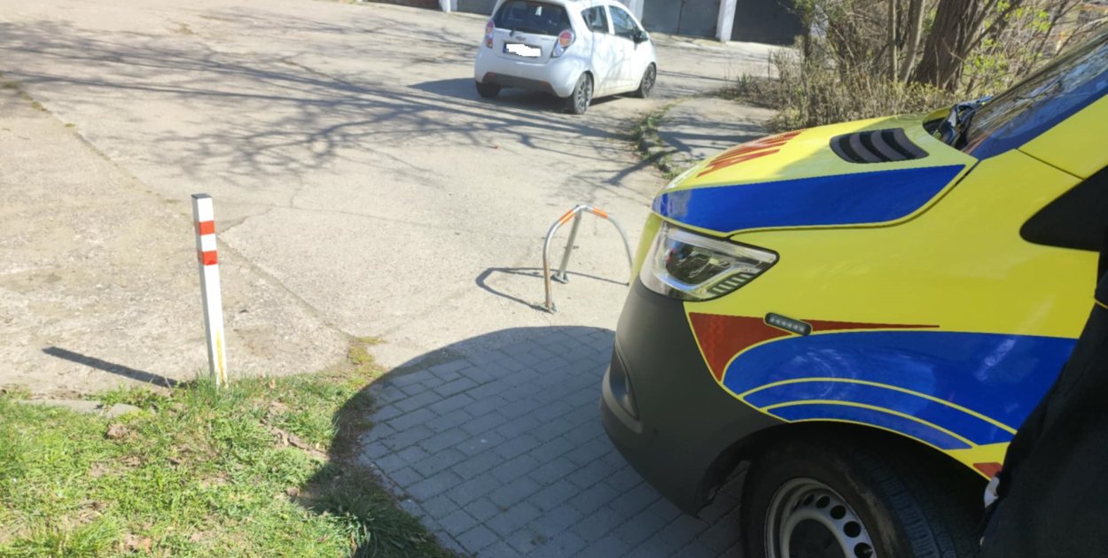 Piaskowa Góra: Karetką przez trawnik, bo była blokada