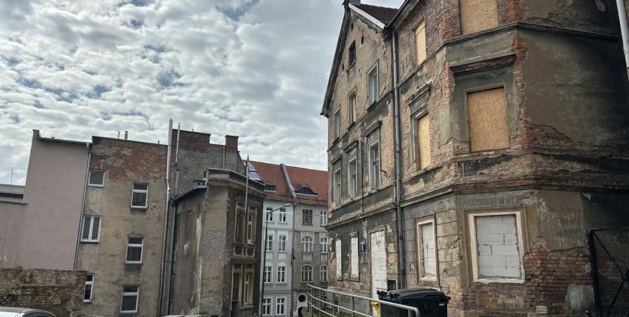 Jedna kamienica do remontu. dwie do wyburzenia