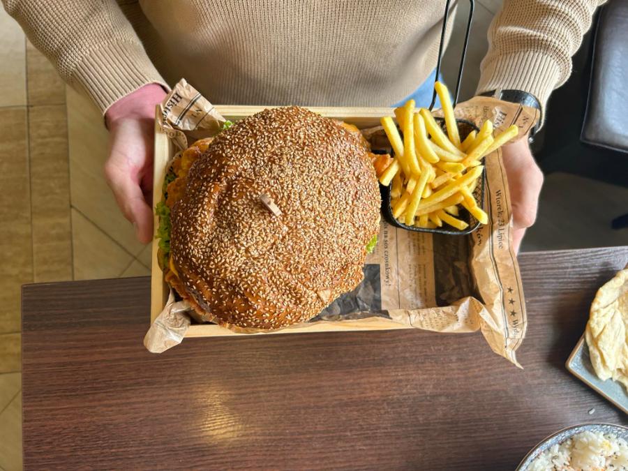 ogromne burgery — jedne z największych w okolicy