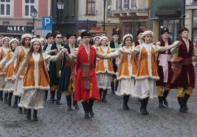Maturzyści zatańczą Poloneza w Rynku