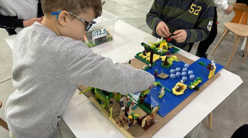 Dzieci budowały zielone miasto z klocków Lego